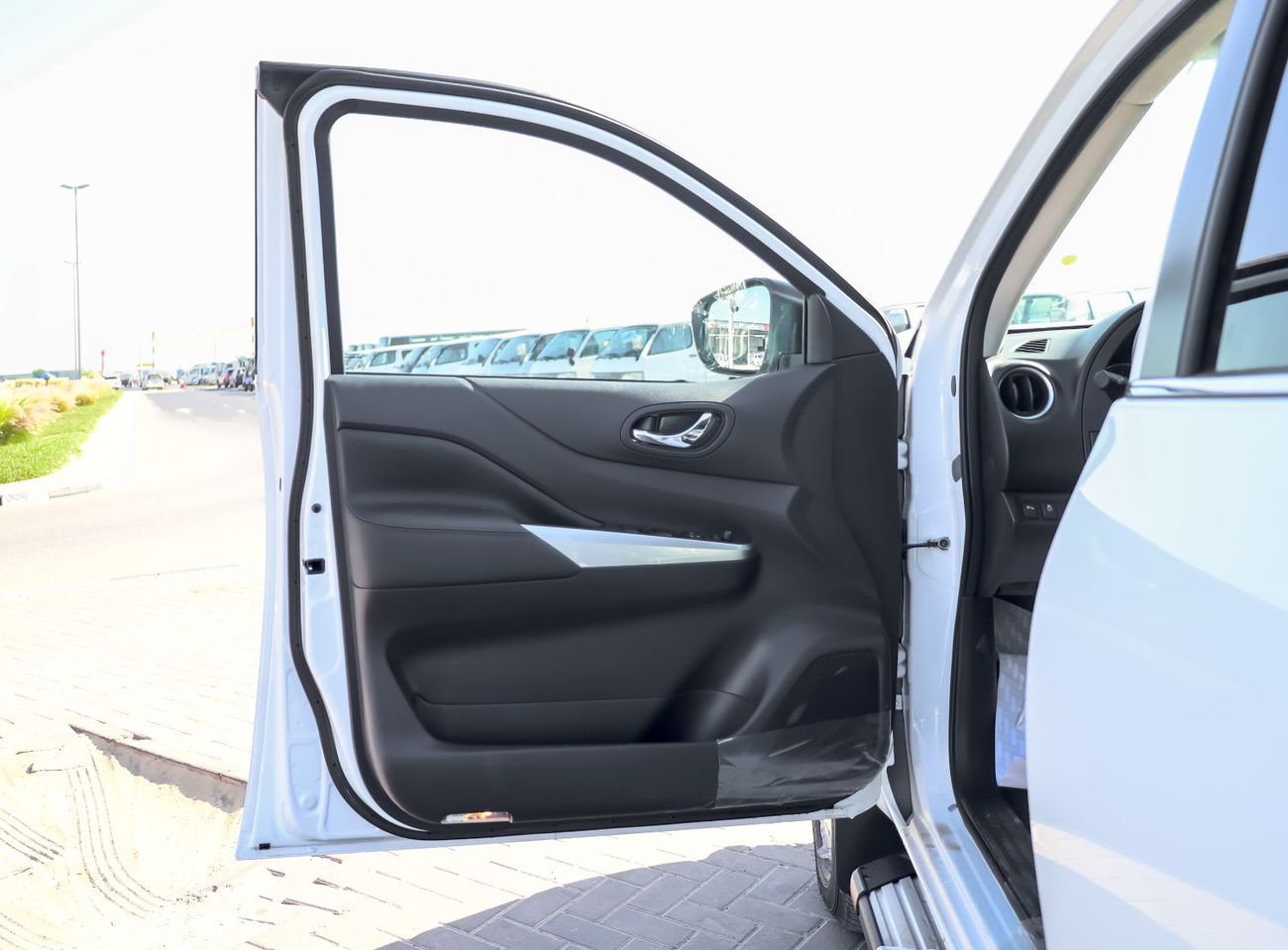 نيسان نافارا Nissan Navara 2025 LE 2.5L Petrol 4×4 MT DC Plus – Unbeatable Prices, Book Yours Now!