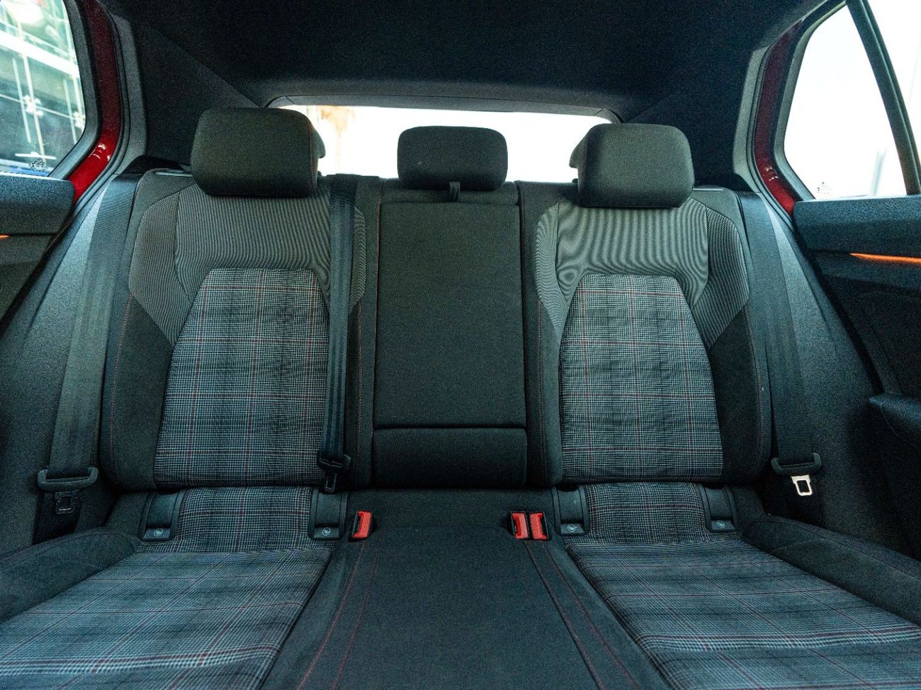 فولكس واجن جولف GTI AED 1,887 PM • GTI P1 MID • ONLY 59,000 KMS • OFFICIAL VOLKSWAGEN SERVICE HISTORY AND WARRANTY