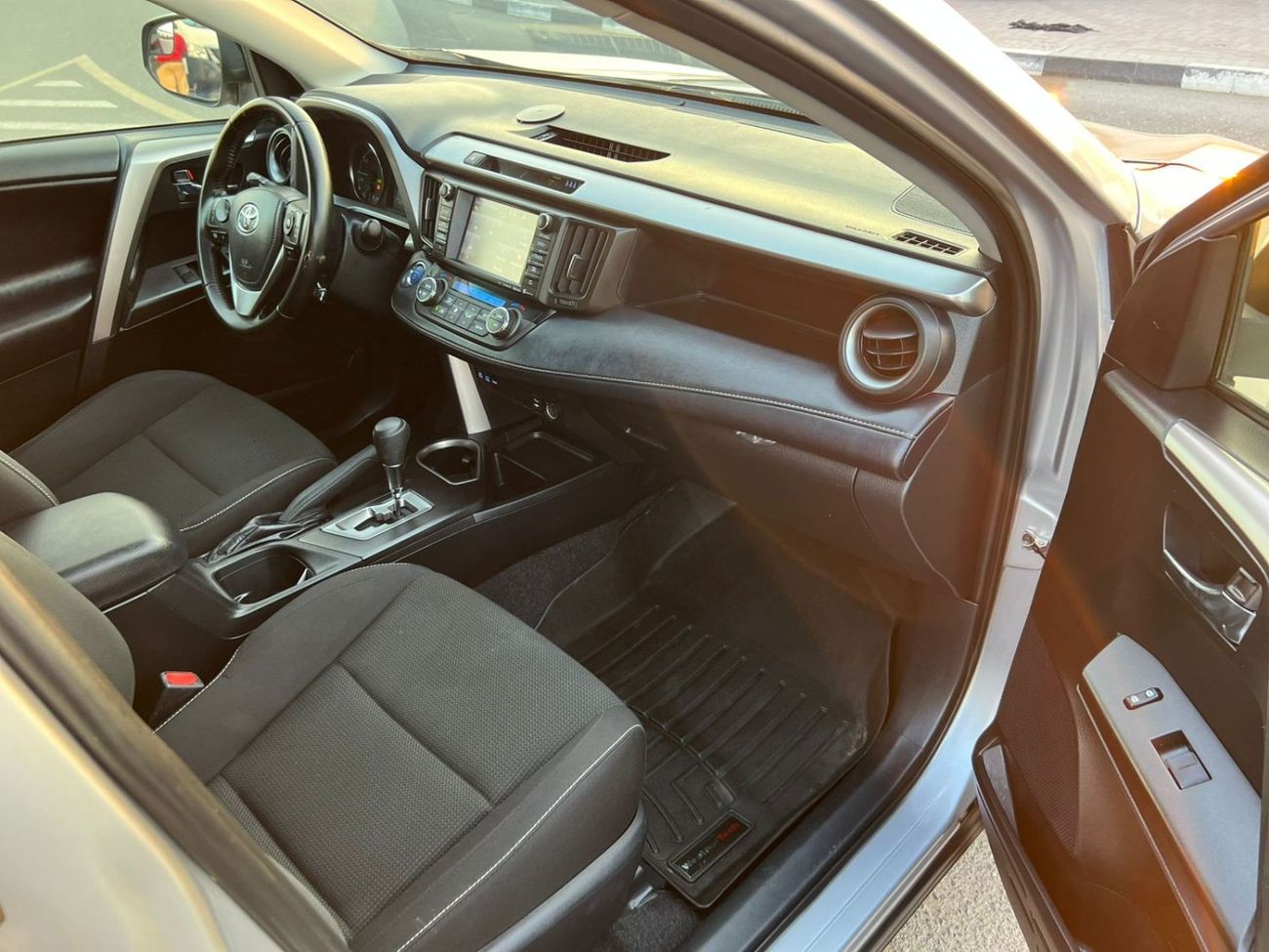 Toyota RAV4 2018 Toyota RAV4 Hybrid XLE – Full Option – 2.5L V4 – AWD 4x4 – Sunroof –