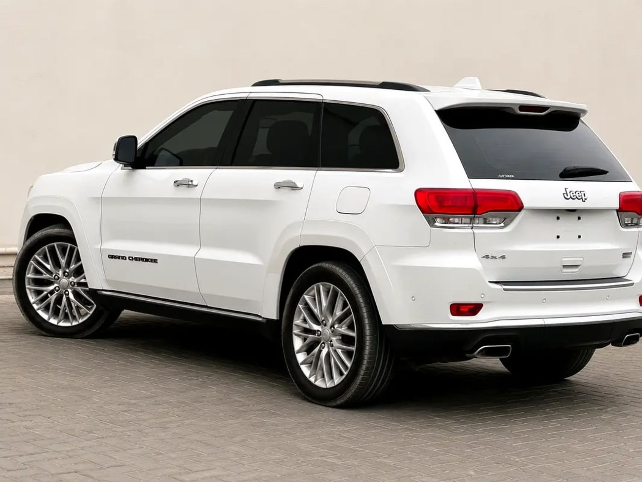 جيب جراند شيروكي SUMMIT 1,338 | Summit | 5.7L HEMI V8 | GCC Specs