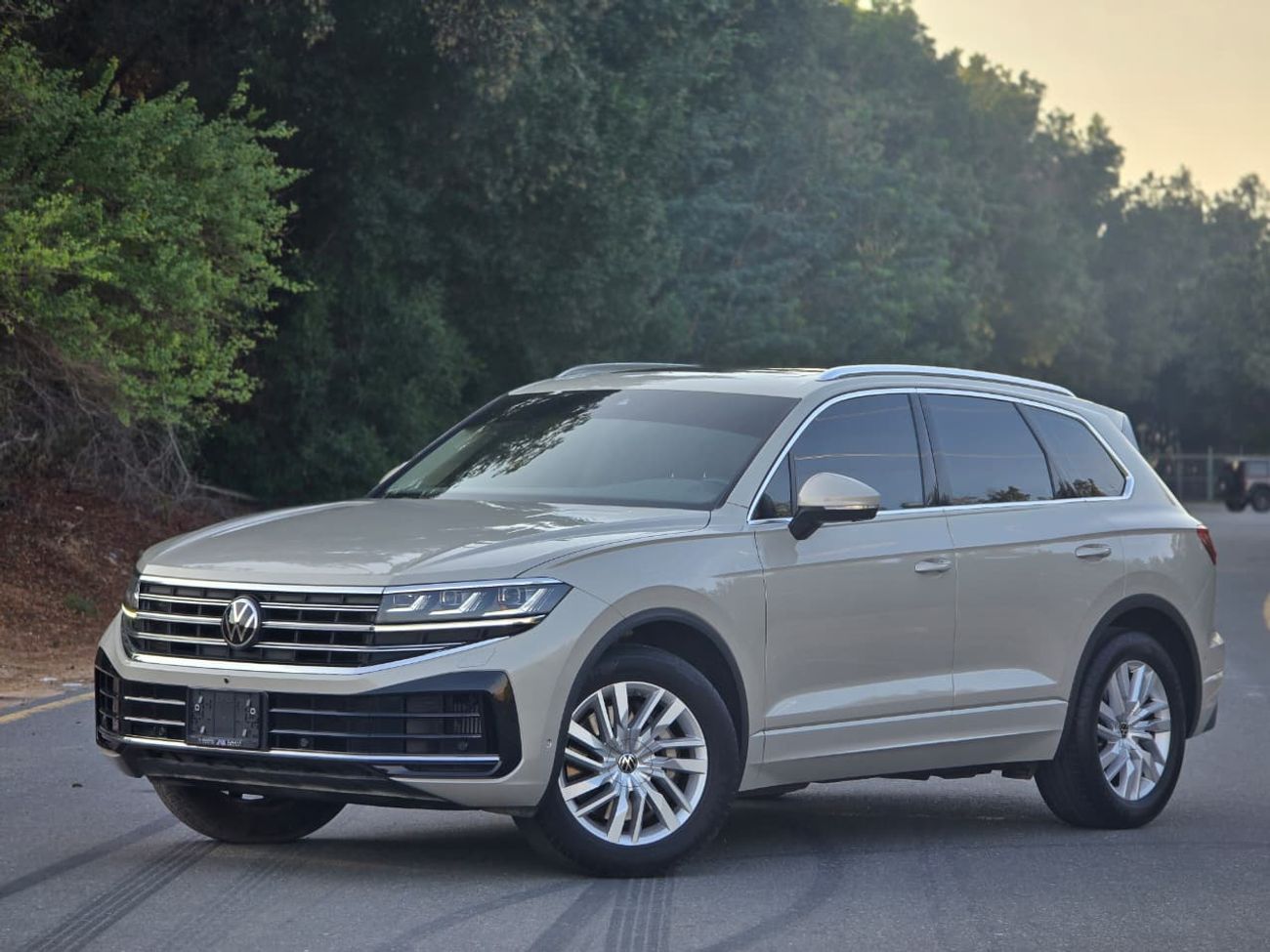 Volkswagen Touareg Comfortline 3.0L VOLKSWAGEN TOUAREG 2024 GCC // UNDER WARRNTY // LOW MILEAGE // PERFECT CONDITION