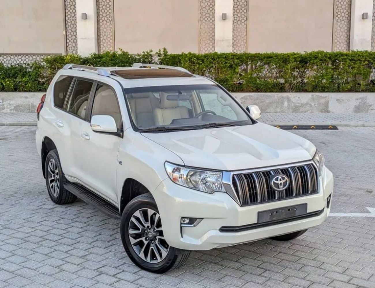 Toyota Prado Toyota prado 2022MODEL 4.0 Txl Petrol Engine Colour white push start Transmission Automatic Interior