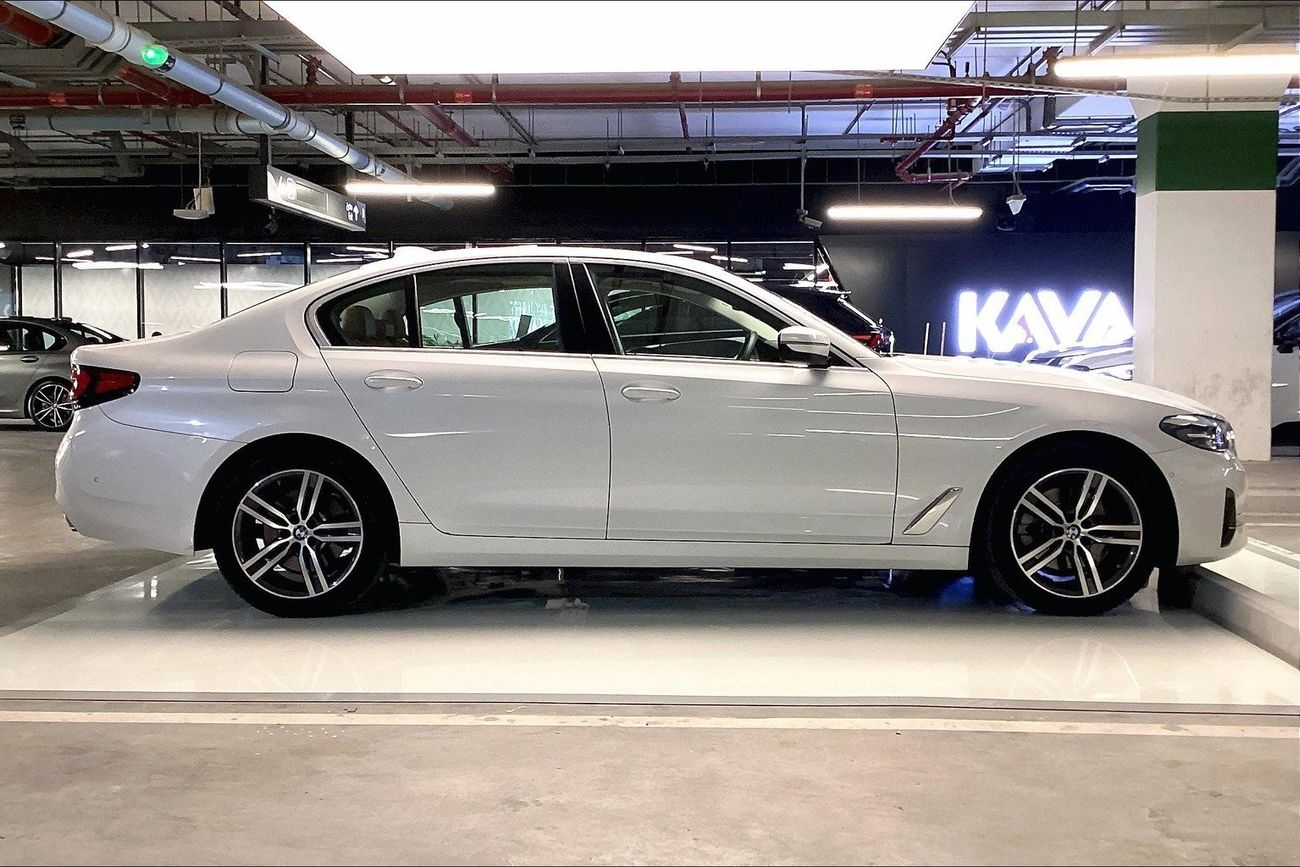 بي أم دبليو 520i Joy Edition | شامل الضمان | 0 ﺪﻔﻋﺓ ﺃﻮﻟﻯ