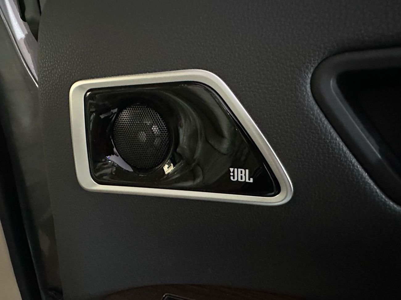 Toyota Land Cruiser GXR3 3.5L FULL WITH JBL AND BIG KIT