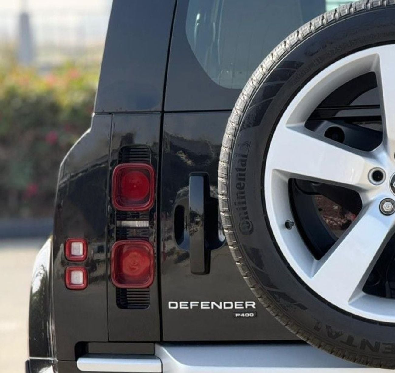 Land Rover Defender P400 110 HSE 3.0L (5 Seater) LAND ROVER DEFENDER HSE P400 | YEAR: 2023 | GCC SPECS | KMS: 121,000 |