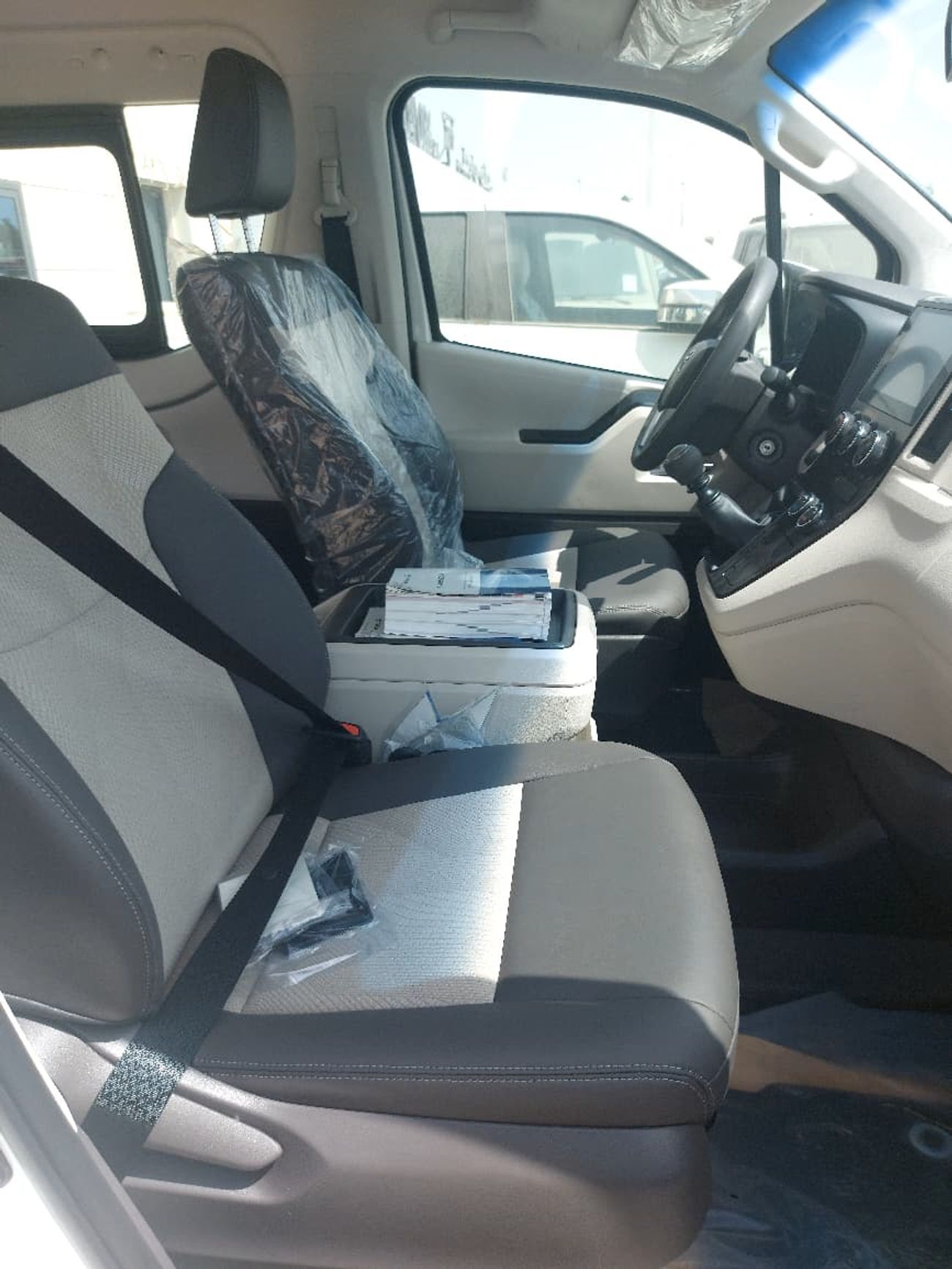 Toyota Hiace 2.8L DIESEL HIGH ROOF 13 SEATER MANUAL TRANSMISSION