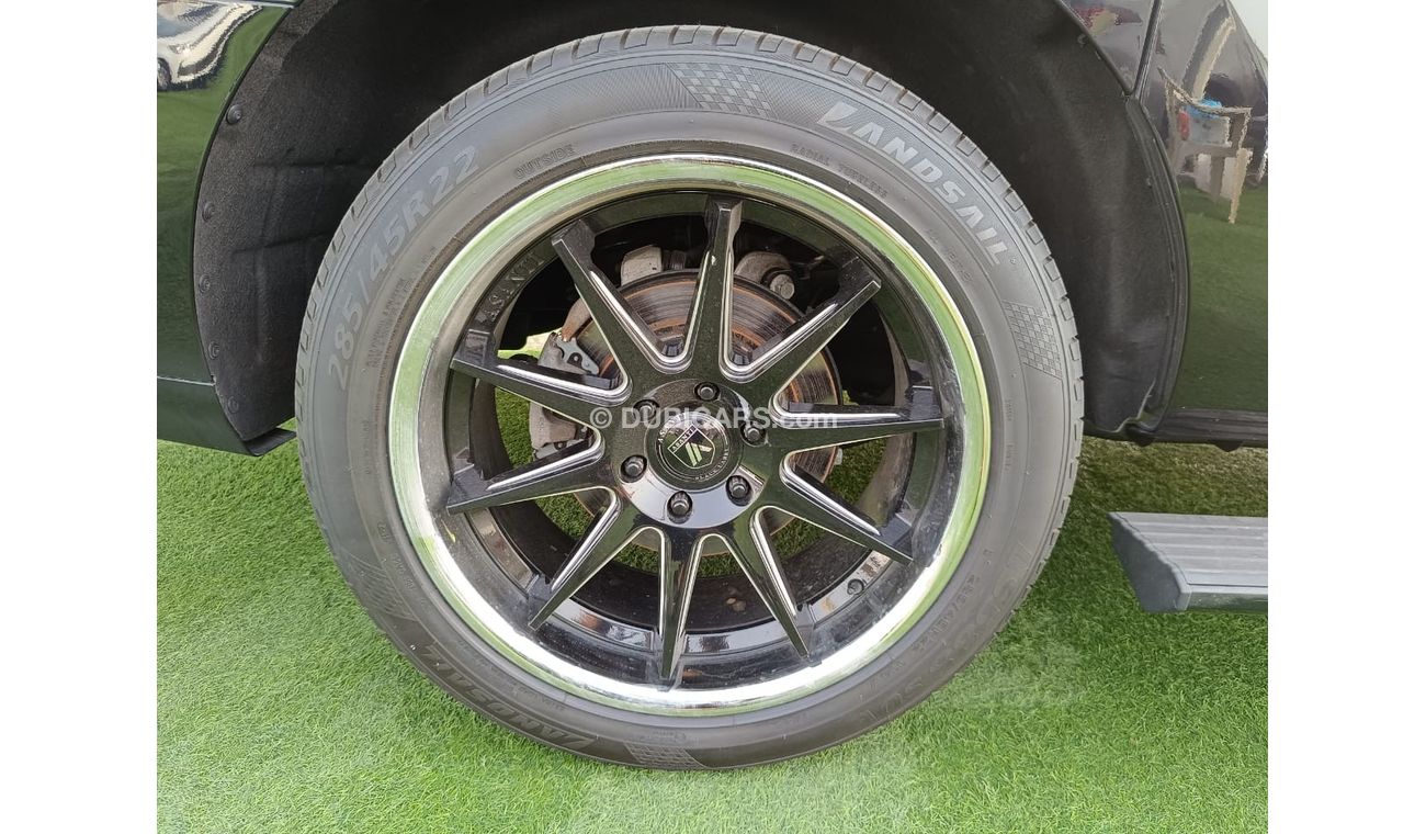 Lincoln Navigator Presidential Car in excellent condition. clean from the inside and outside!