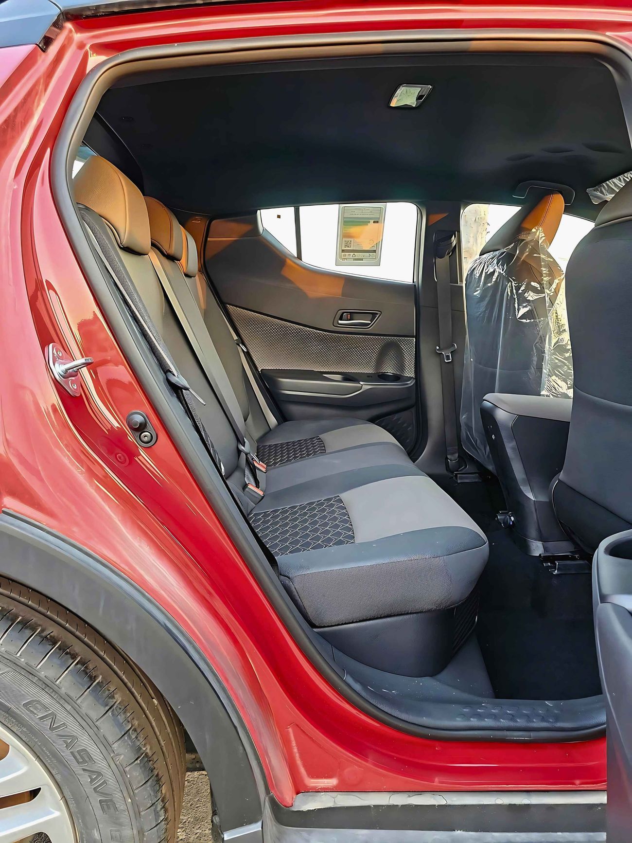 تويوتا CHR LUXURY / 1.8L HYBRID / PUSH START / LEATHER SEATS / FULL OPTION (CODE# 68017)