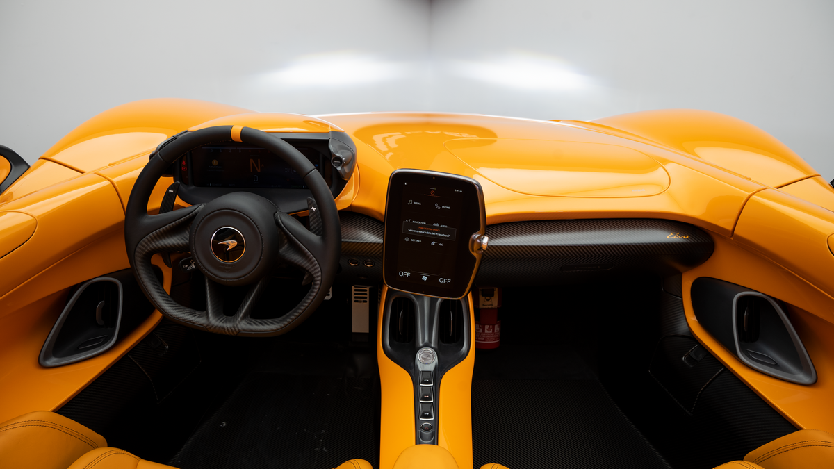 McLaren Elva interior - Cockpit