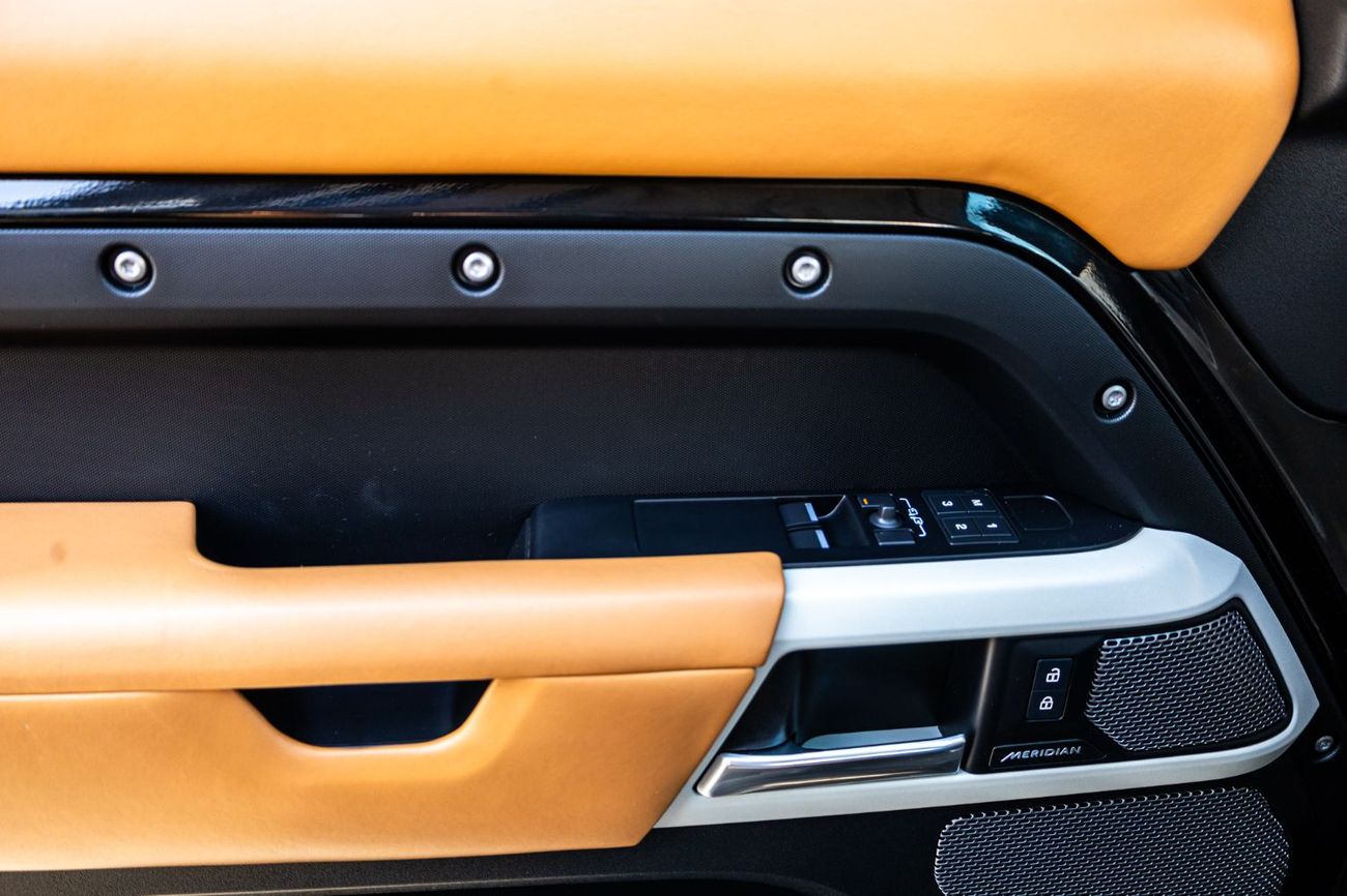 Land Rover Defender P300 90 SE 2.0L (6 Seater)