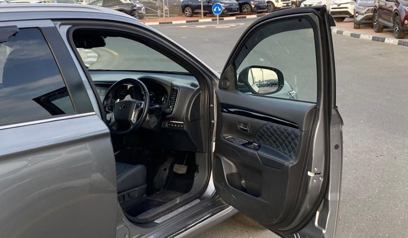 ميتسوبيشي آوتلاندر PHEV 2.4 Liter Right Hand Drive Automatic Sunroof Leather seats