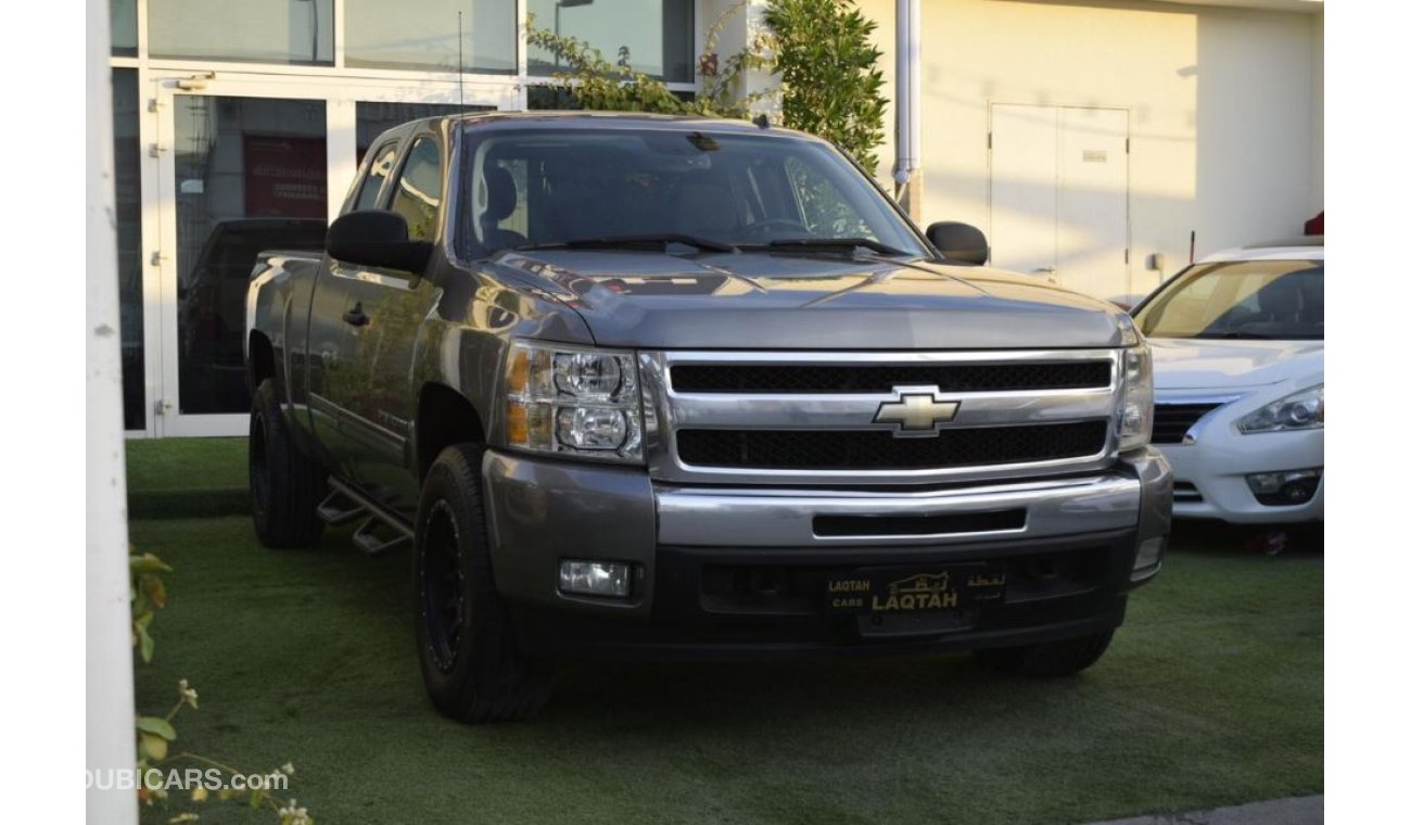 Chevrolet Silverado Pickup model 2009 imported silver color, equipped with two side halves, tyote wheels, sensors cruise