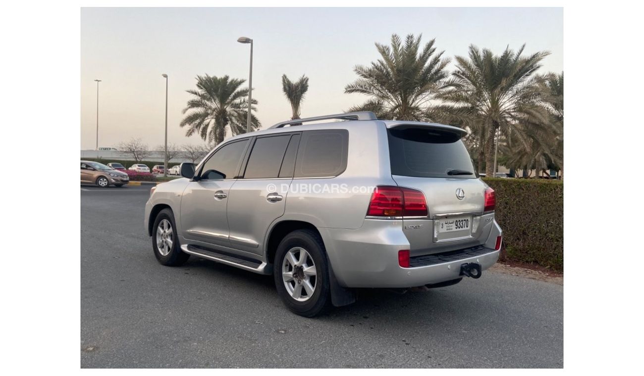 Lexus LX 570 exus LX 570 model 2011  G cc full options accident free original pant very very good condition clean