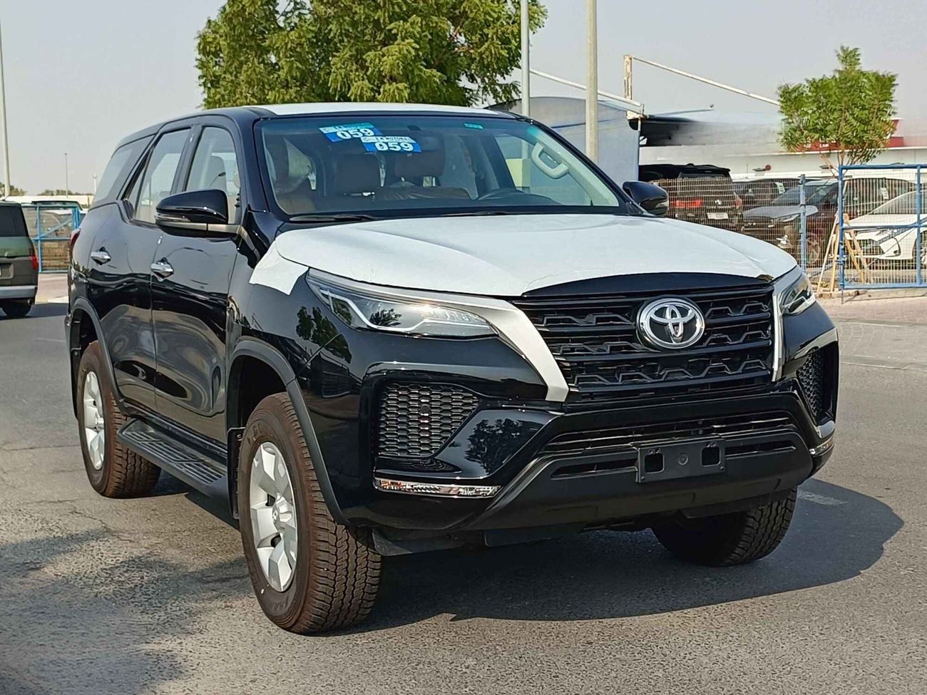 Toyota Fortuner DIESEL, 2.4L V4 /  ALLOY RIMS / PARKING SENSOR / 4WD (CODE # FD24B)