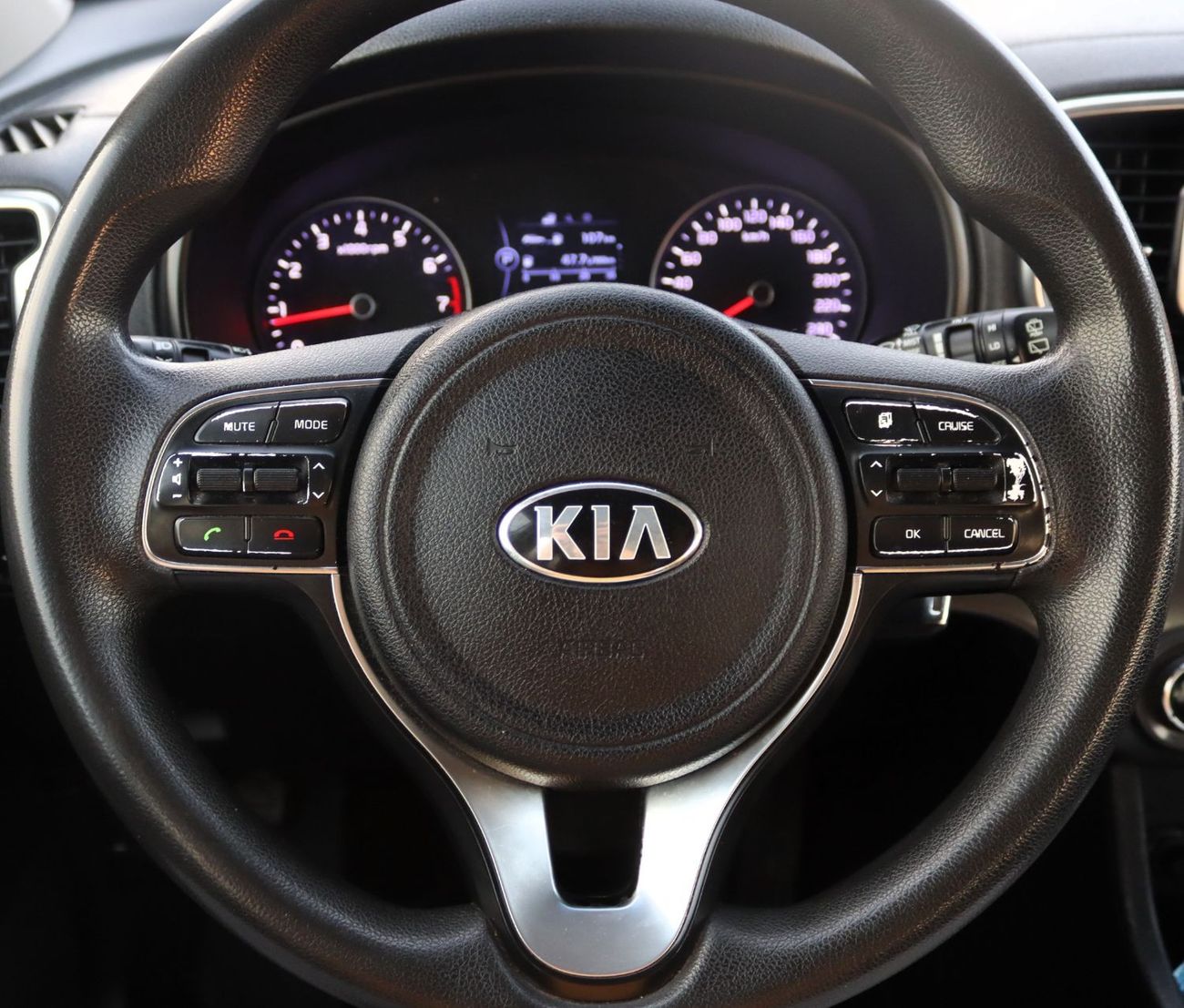 كيا سبورتيج Base خالية من الحوادث - خليجي - مكينة 2.0  - بحالة الوكالة من الداخل والخارج