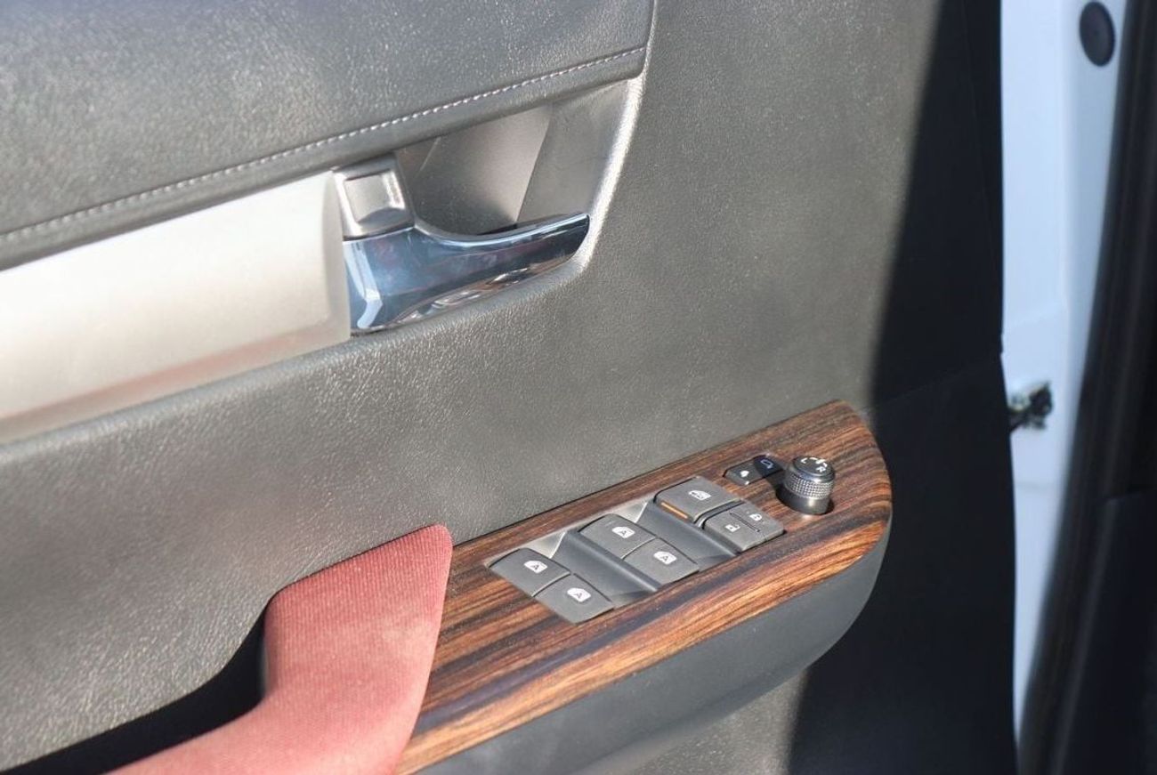 Toyota Hilux 2.7L, SR5, PUSH START, KEYLESS ENTRY , MONITOR, BACK CAMERA MODEL 2025 FOR EXPORT