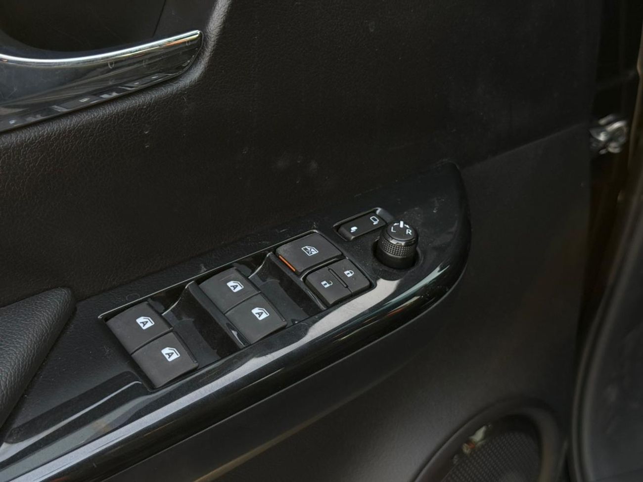 تويوتا هيلوكس 2.8L A/T (Rally Edition)