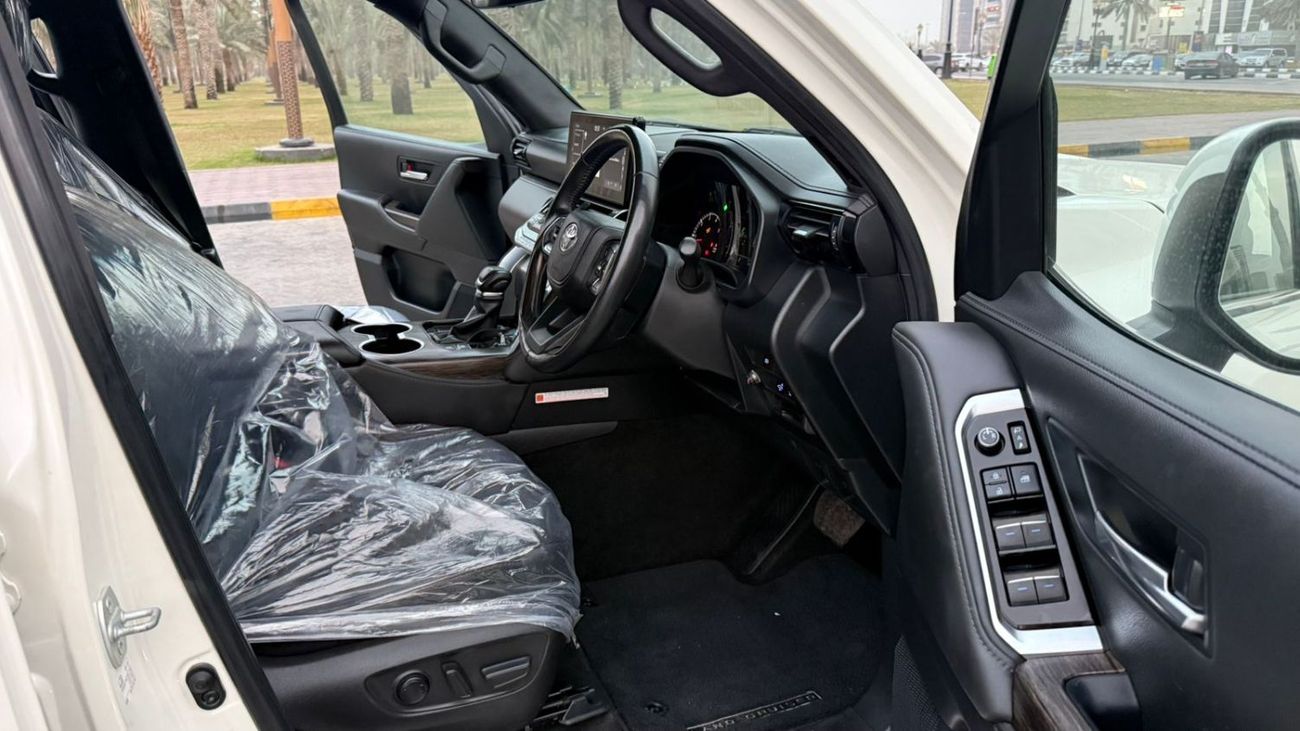 تويوتا لاند كروزر Toyota landcruise 2022MODEL Engine 3.3l Diesel Transmission Automatic Interior Black colour white pu