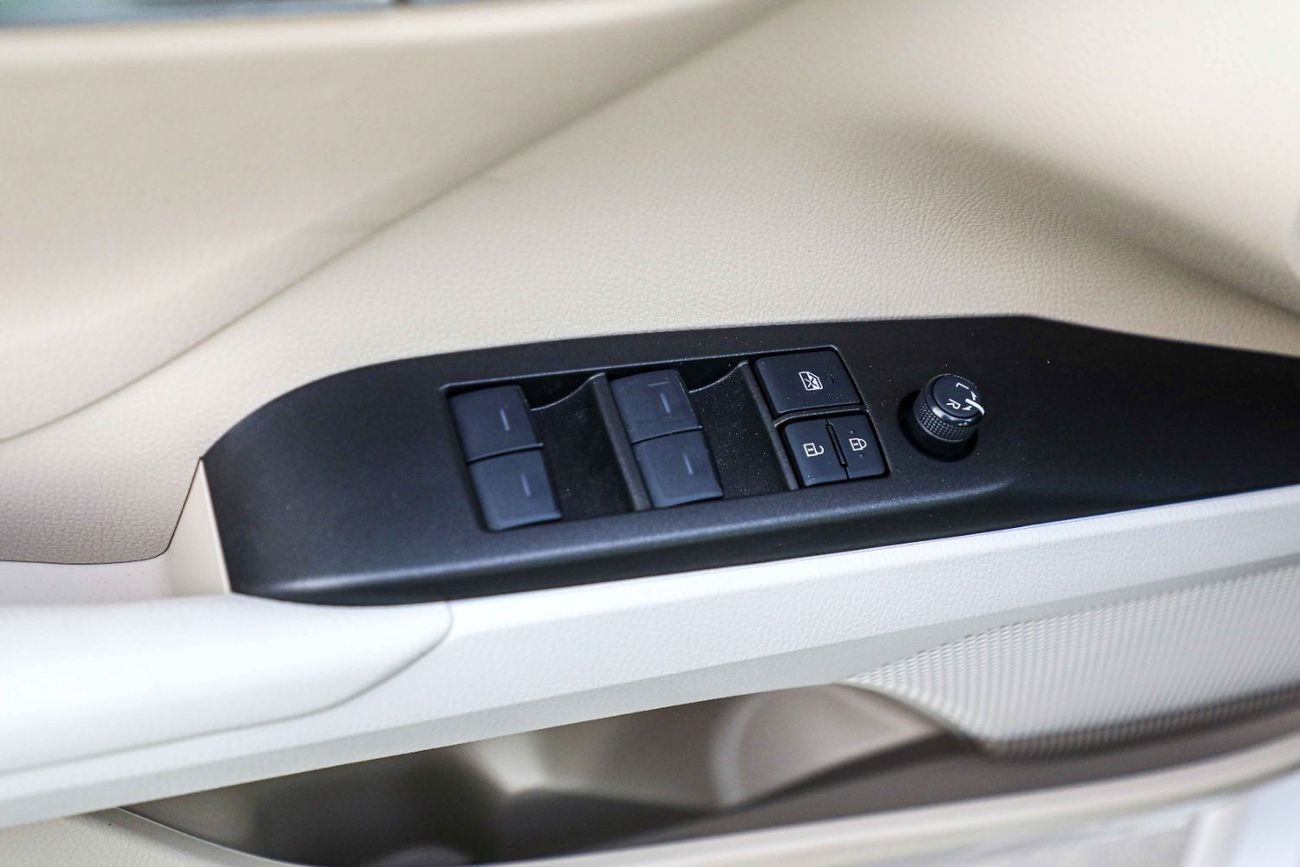 تويوتا كامري تويوتا كامري 2023 2.5 LE - أبيض بلاتيني لؤلؤي من الداخل بيج