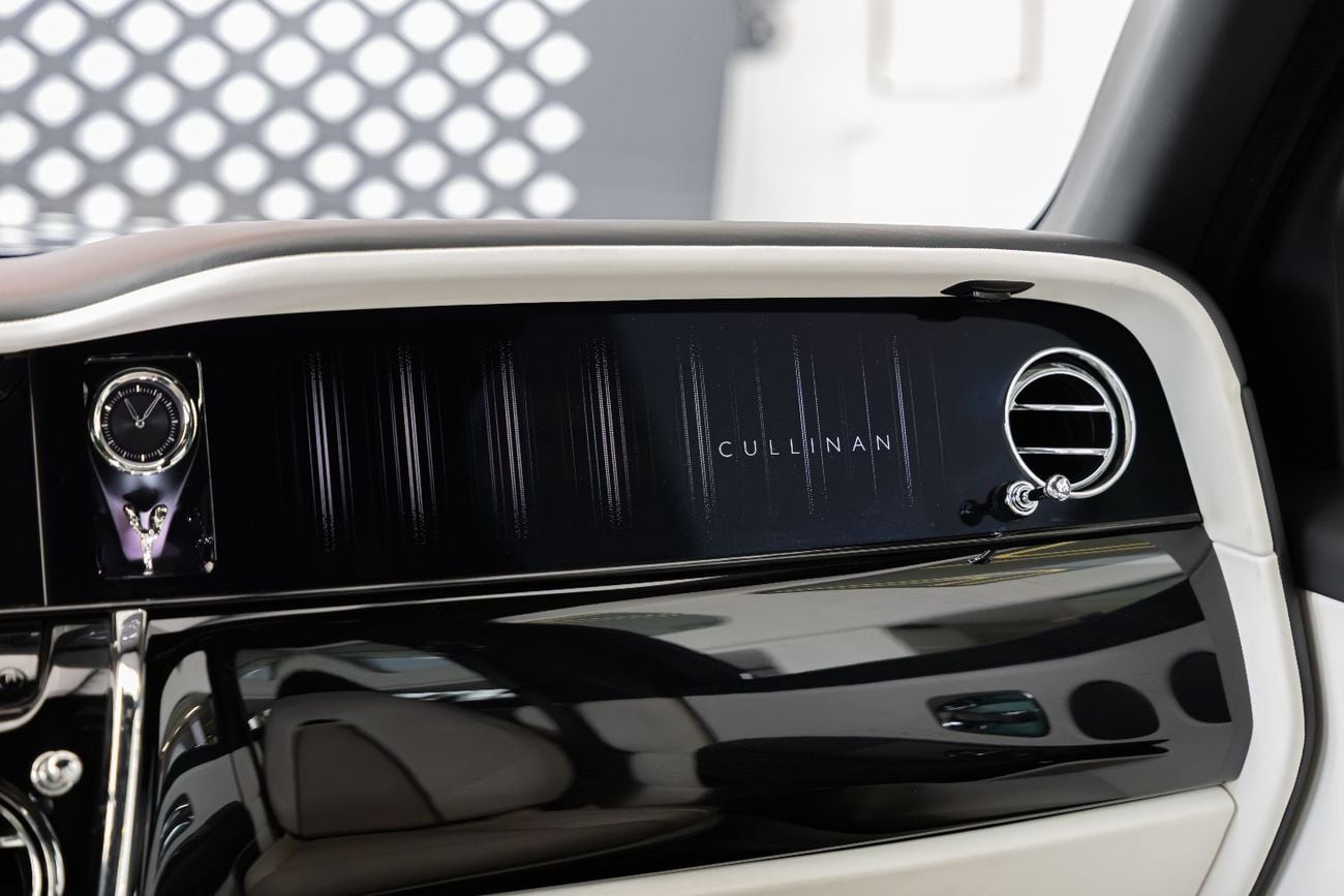 Rolls-Royce Cullinan ROLLS-ROYCE CULLINAN | SILVER BADGE | FULL OPTIONS | BESPOKE SOUND SYSTEM | GCC SPECS | 2025