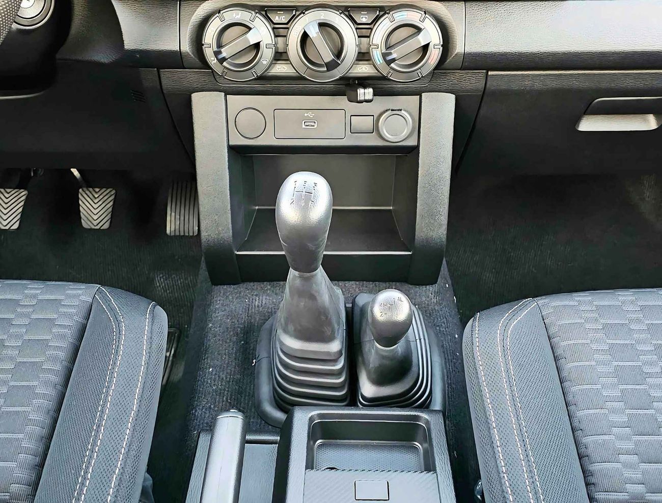 ميتسوبيشي L200 GLX DOUBLE CABIN | 2.4L PETROL | M/T | SIDE STICKER | 4WD | CODE # 68099 |