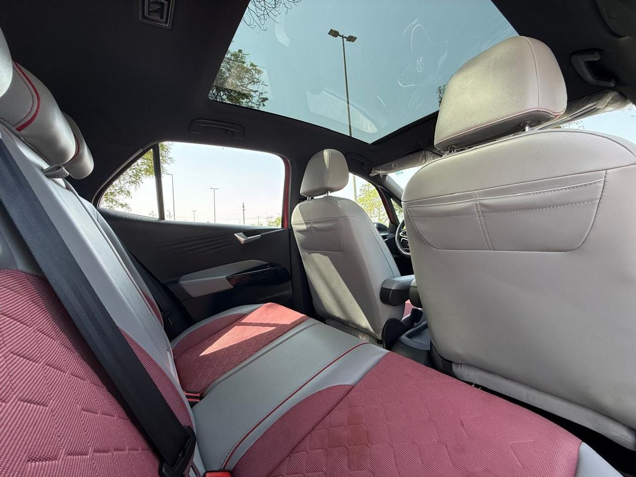 Volkswagen ID.3/Life TECH (NON GCC) VOLKSWAGEN ID3 VERY AMAZING COLOUR