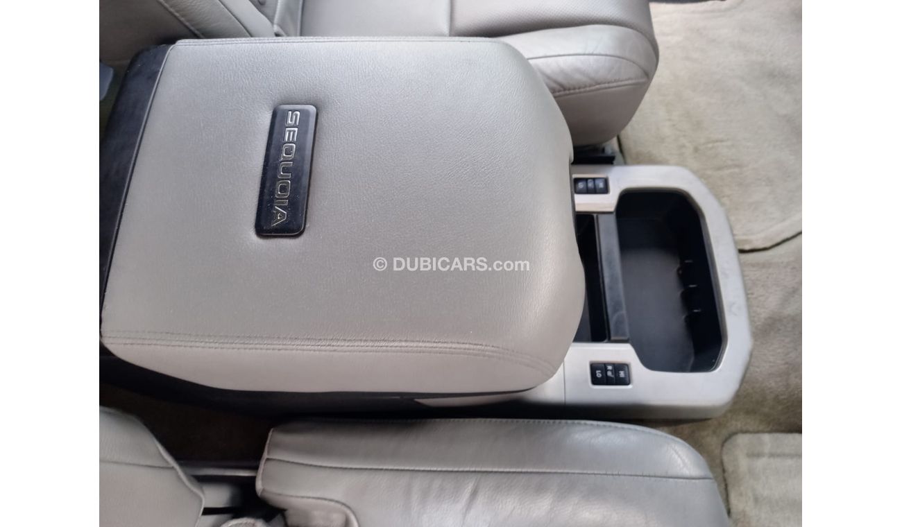 تويوتا سيكويا موديل 2009 لون سيلفر رقم واحد فتحة مثبت سرعة تحكم بحالة ممتازة لاتحتاج لأى مصاريف