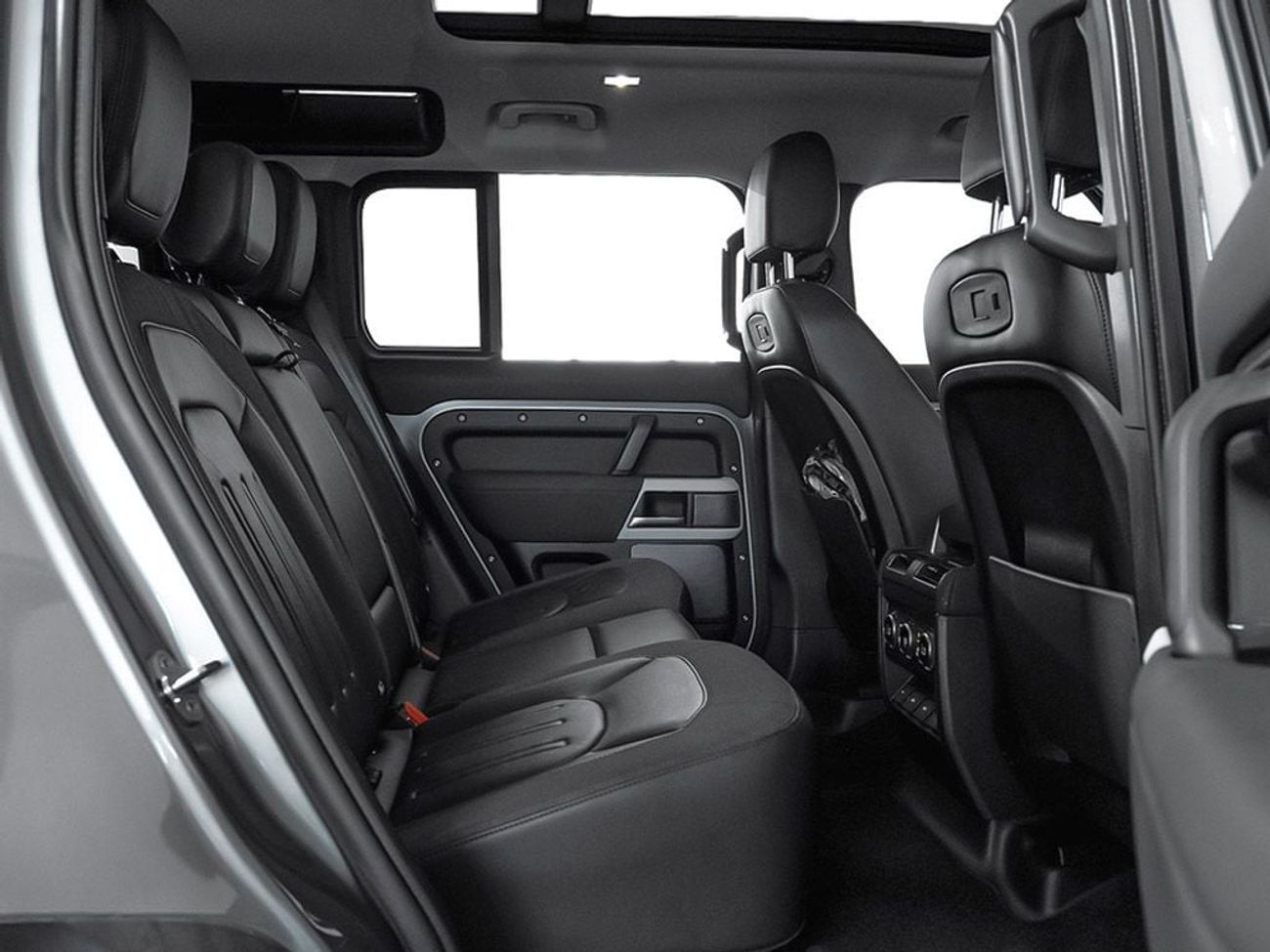 Land Rover Defender P400 110 SE 3.0L (5 Seater)