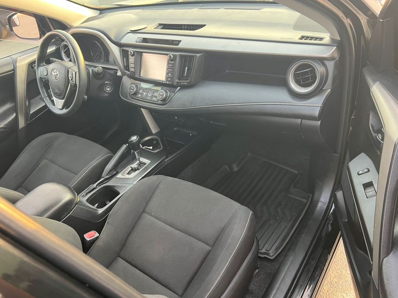 Toyota RAV4 2017 Toyota Rav4 XLE 2.5L V4 Mid Option - Sunroof - Rear Cam - Auto Trunk