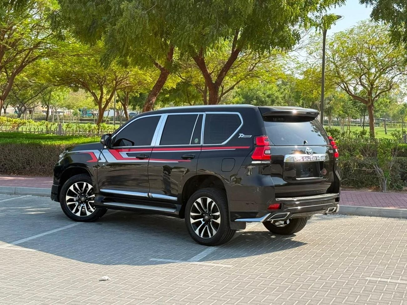 تويوتا برادو TX-L موديل 2023، محرك بنزين V6 سعة 4.0 لتر، اللون أسود، ناقل حركة أوتوماتيكي، مقاعد جلدية سوداء، 7 مقاعد،