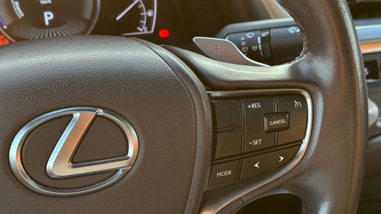 لكزس ES300h 2.5L Hybrid 4 Cylinders Full Service History 2021 GCC