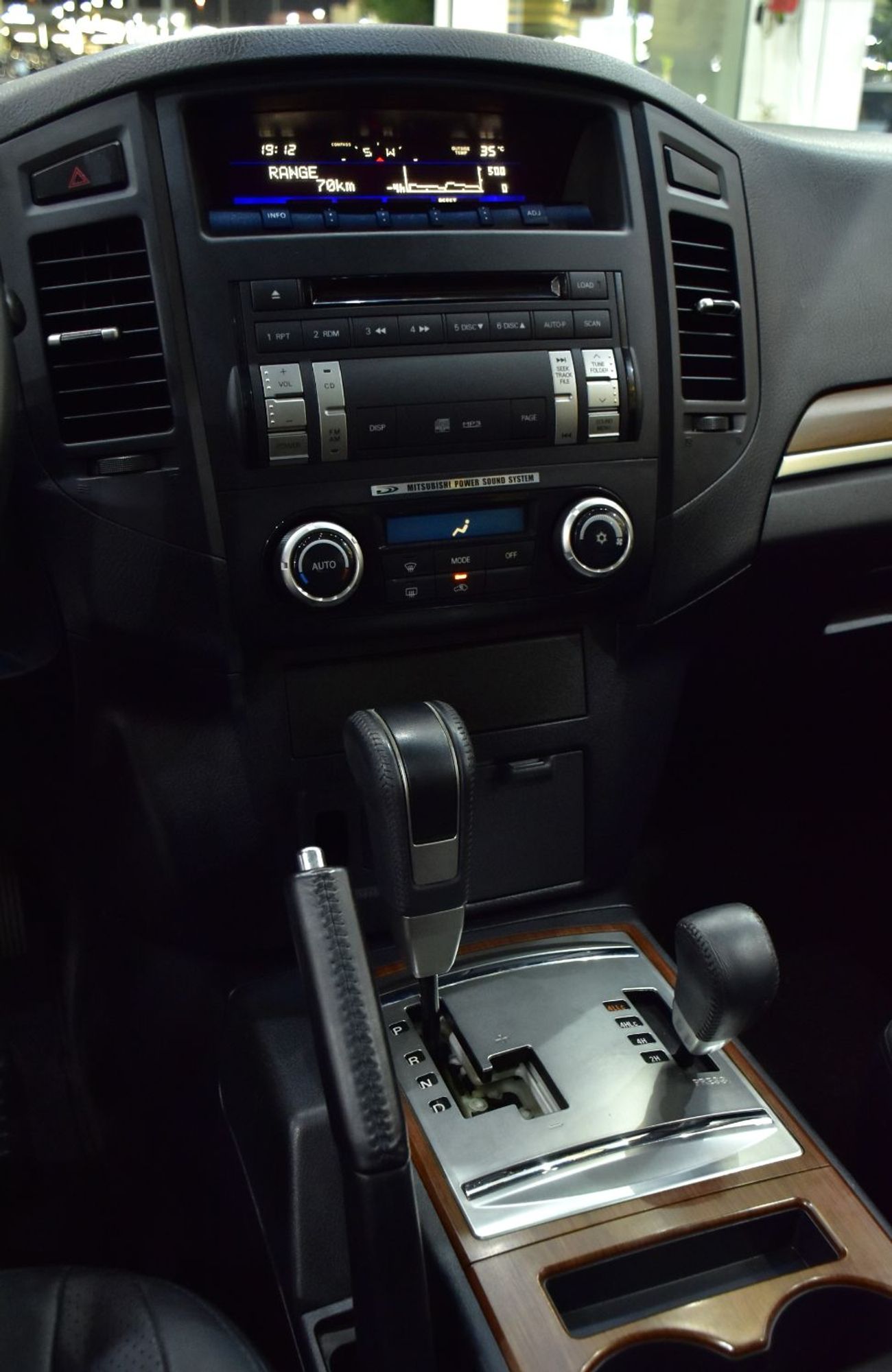 ميتسوبيشي باجيرو EXCELLENT DEAL for our Mitsubishi Pajero 3.8L GLS ( 2009 Model ) in Black Color GCC Specs
