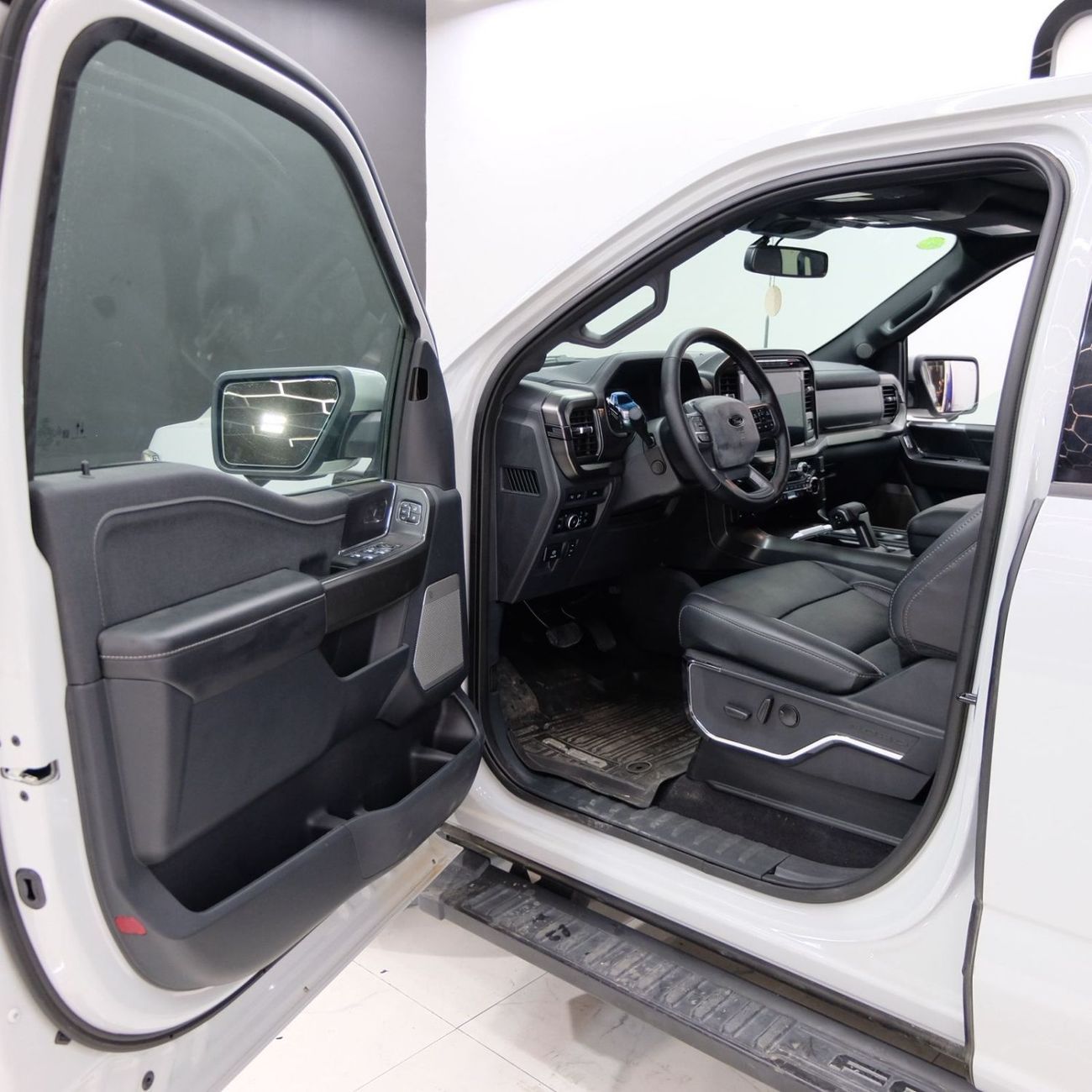 Ford F 150 Lariat 3.5L Ford F-150 Lariat 2024 Hybrid 4WD – Gray | Black Interior | Canadian Specs