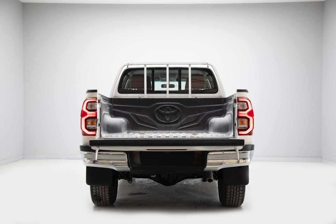 تويوتا هيلوكس 2.7L - Super White Inside Red | Export Only