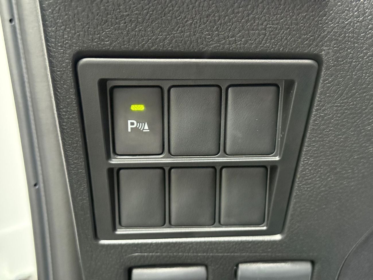 تويوتا هيلوكس Toyota Hilux 4x4 2.4L full Option automatic gearbox
