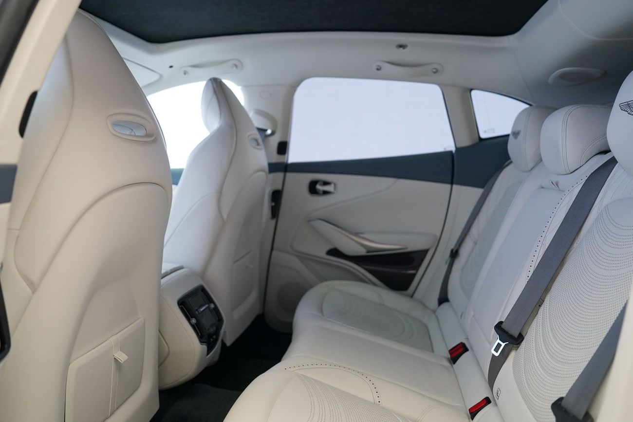 Aston Martin DBX 707