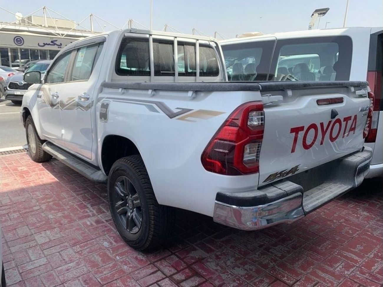 تويوتا هيلوكس TOYOTA HILUX SR5 2.7L V4 WITH PUSH START & REAR CAMERA