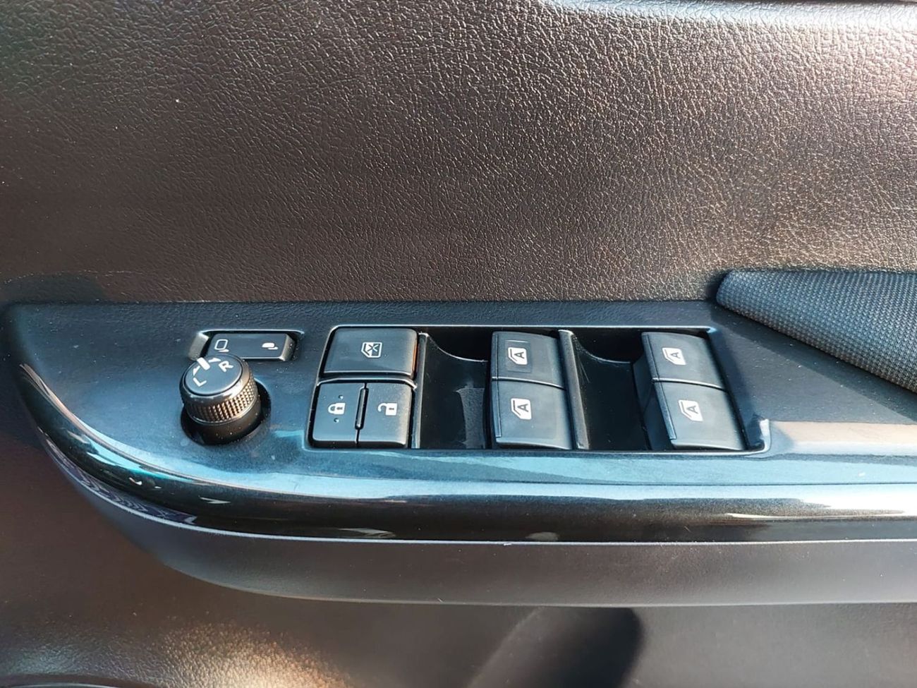 Toyota Hilux TOYOTA HILUX SR5 PICKUP RHD 2016 MODEL 2.8 L DIESEL AUTOMATIC(PM84762)