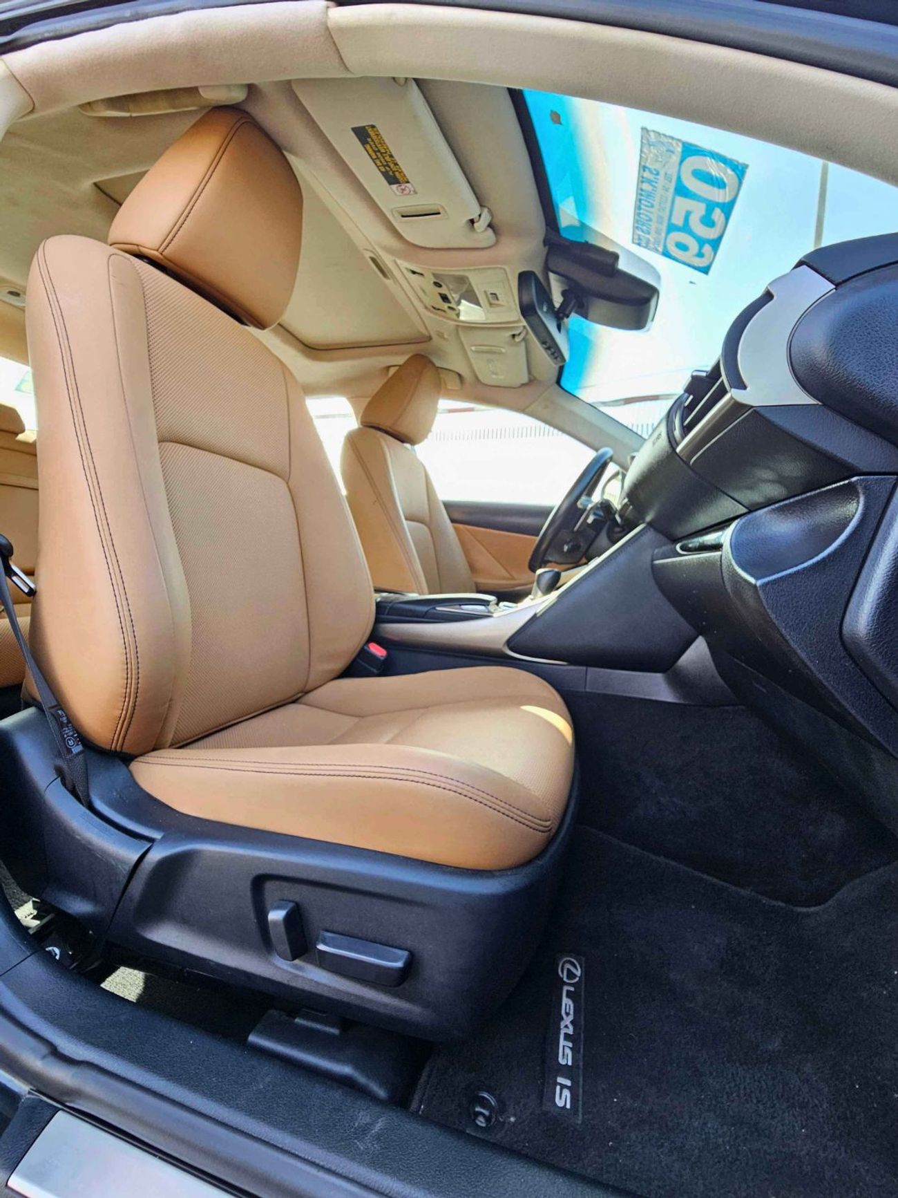 لكزس IS 300 / LOW MILEAGE/ V6 AWD/ LOT#36496