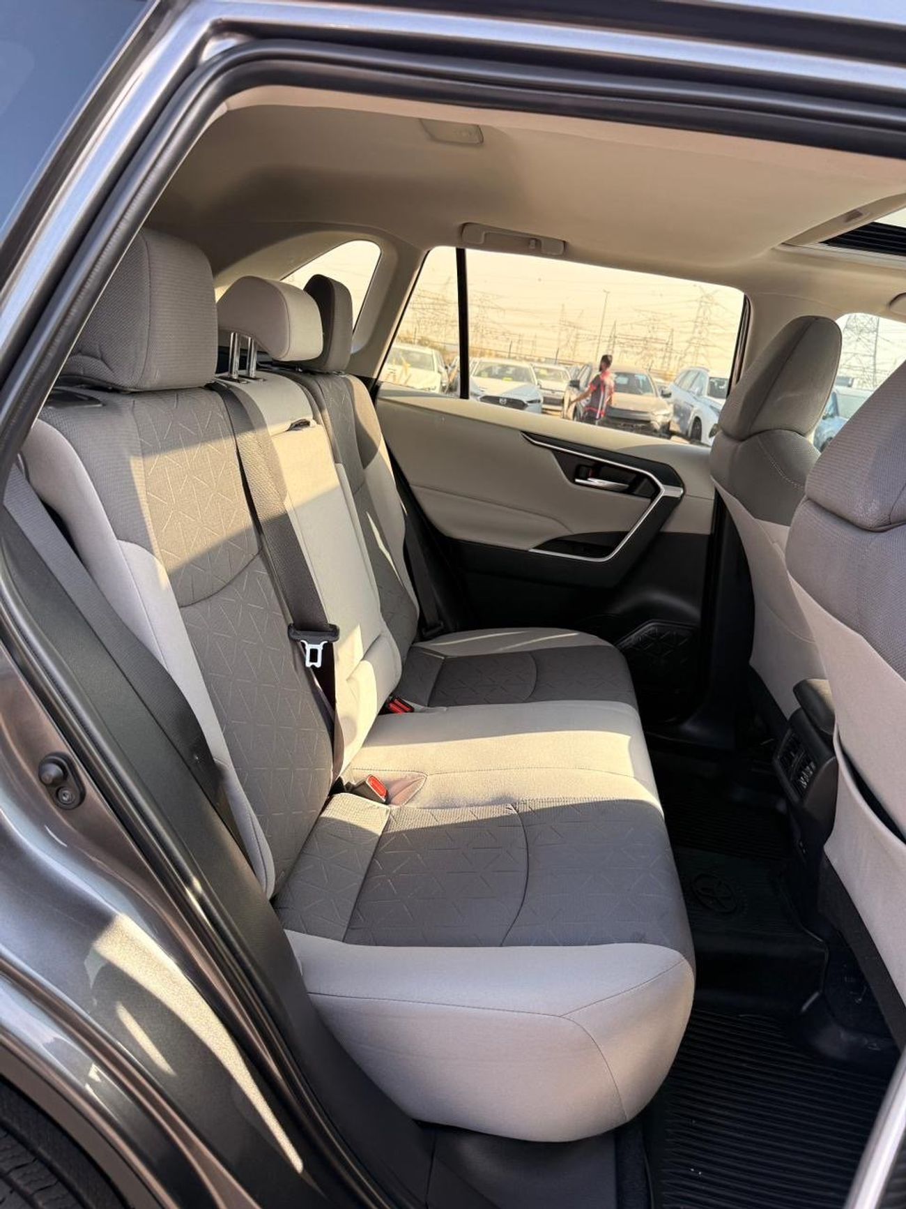 تويوتا راف ٤ XLE Full Option 2022 with sunroof, push start