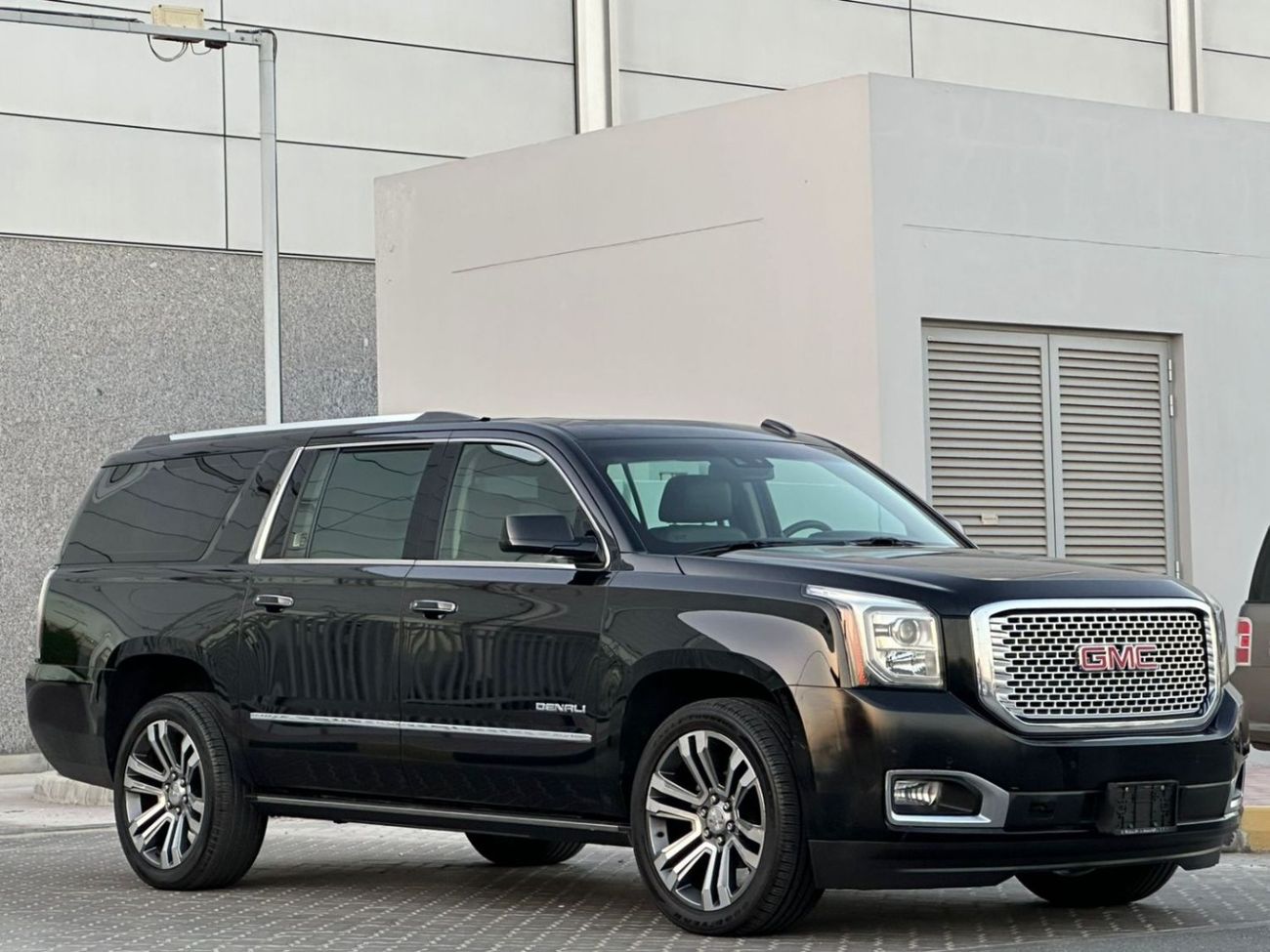 GMC Yukon XL Denali 6.2L (7 Seater) GMC YUKON DENALI XL GCC 2017 ORGINAL PAINT // PERFECT CONDITION