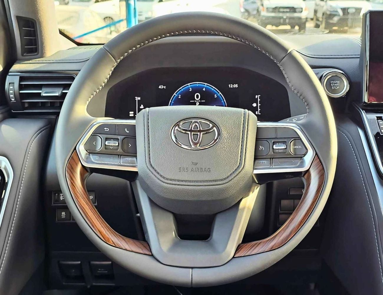 تويوتا لاند كروزر GXR || 3.5L PETROL V6 / SMALL DVD / BIG BUMPER / 2 PWR SEAT + LEATHER / SUNROOF / CHROME CLADDING /