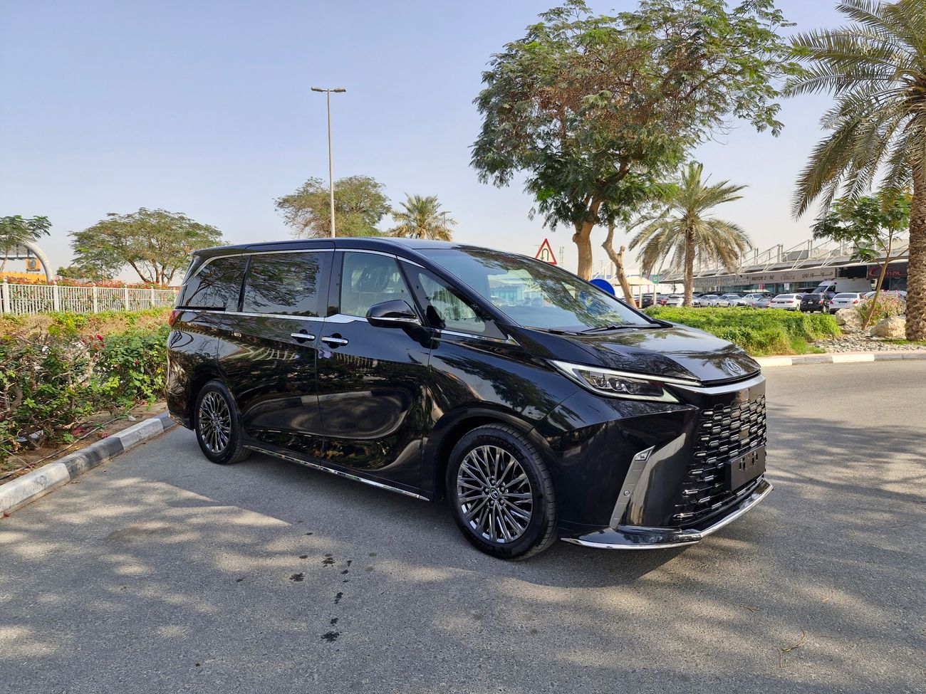 لكزس LM 350h AWD ULTRA LUXURY BRAND NEW 0KM