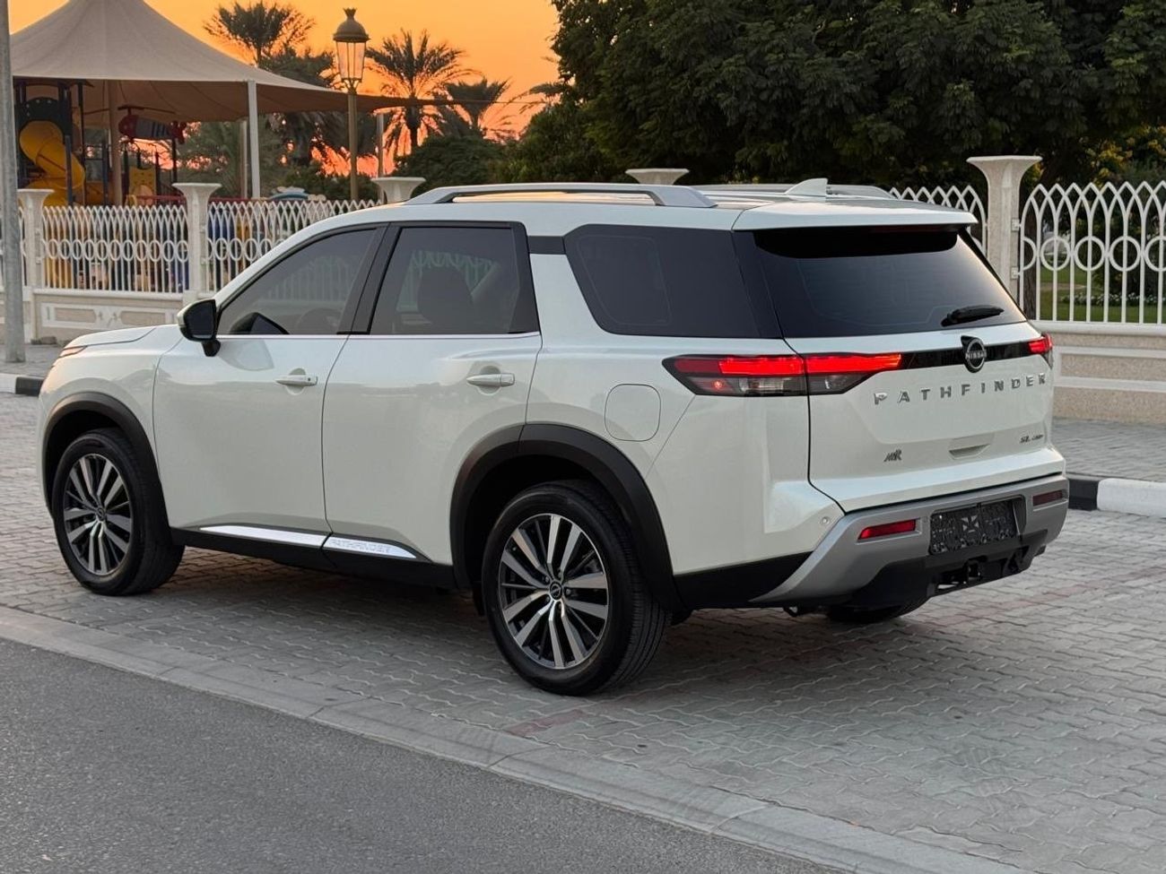 نيسان باثفايندر Pathfinder SL full option top of range GCC. Specs. Free accident.