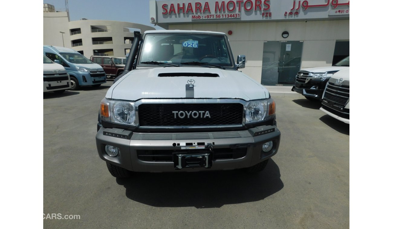 تويوتا لاند كروزر بيك آب 79 Double Cab Pickup LX V8 4.5L TD 5 Seat 4WD M/T(Only on Sahara Motors)