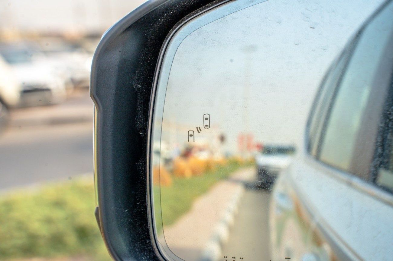 تويوتا لاند كروزر Lc300 VX 4 0L petrol engine 2025 LHD white  with beige interior