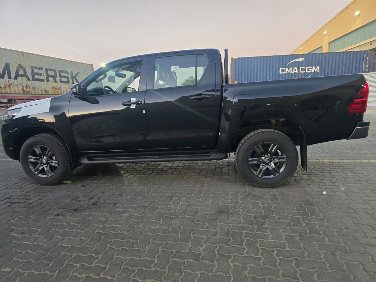 تويوتا هيلوكس Toyota Hilux 2.7L 2025 AT DC Mid Black Petrol (Export Only Africa)