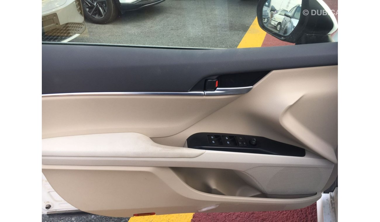 تويوتا كامري LE تويوتا كامري LE (AXVH71) 2.5 لتر سيدان هجين دفع أمامي 4 أبواب لون أبيض 2020 موديل دفع بدء ناقل حر