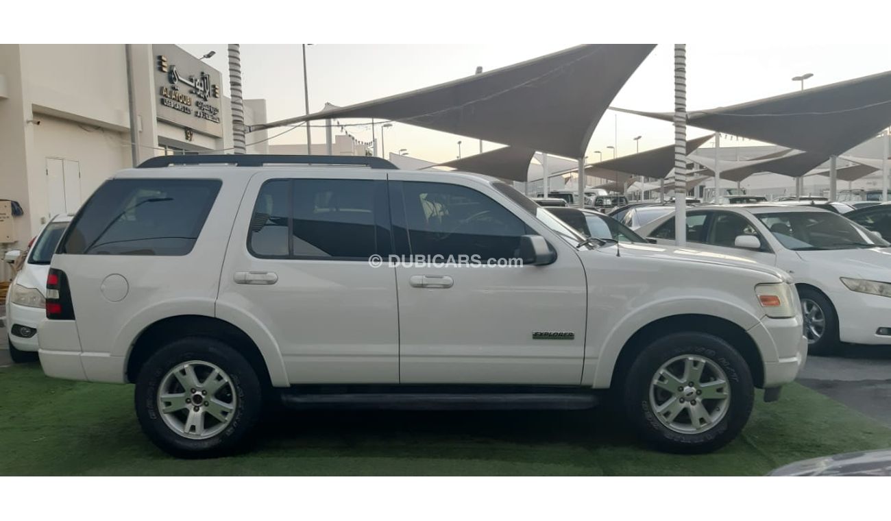 فورد إكسبلورر خليجى رقم 2 مثبت سرعة - رنجات - حساسات - شاشة - تحكم كاميرا خلفية بحالة ممتازة لاتحتاج لأى مصاريف