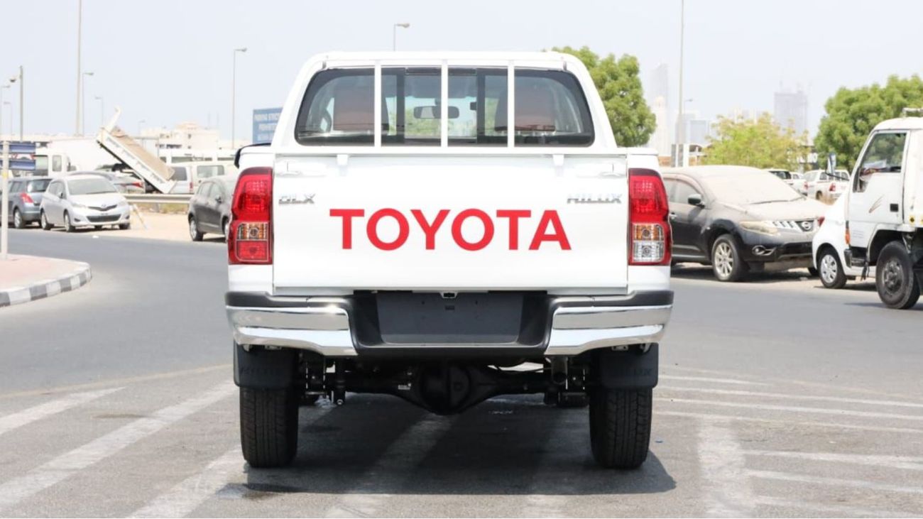 تويوتا هيلوكس DLX 2.7L Double Cabin . Automatic . Four Wheel Drive . 5 Seater . 4 Door . Pick Up Truck